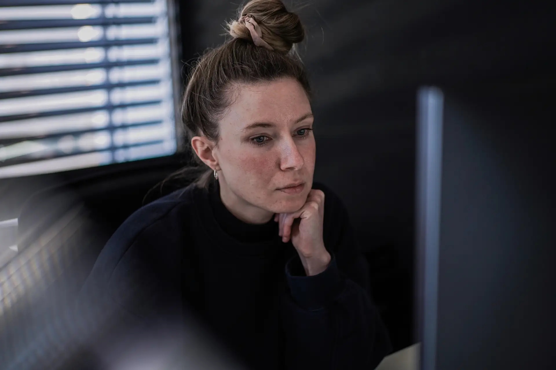 Mitarbeiterin arbeitet konzentriert am Computer.